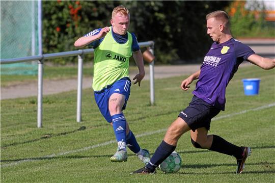 Der Wiedelaher Fabian Melcher (re.) stoppt einen Angriff des Jerstedters Ben Kopitz. Am Ende gewinnt der WSV deutlich mit 4:0.  Foto: Gietemann