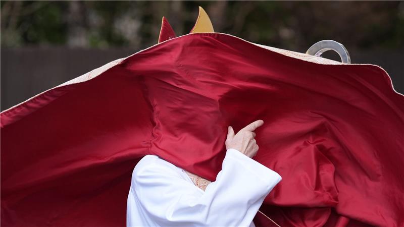 Der Wind fängt die Gewänder der Erzbischöfin von Canterbury, Dame Sarah Mullally, ein, als sie in der Kathedrale von Canterbury in Kent die gesungene Eucharistie zu Ostern leitet.