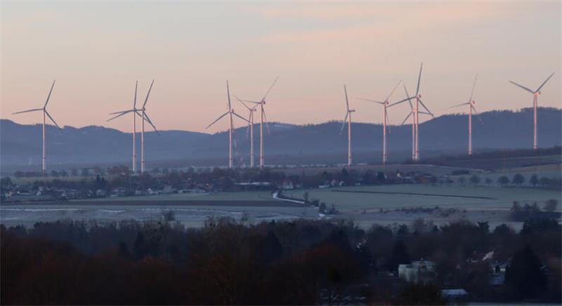 Windräder drehen sich vorm Harz als Kulisse.
