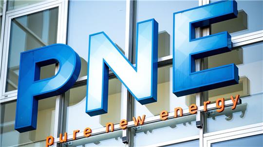 Der Windparkbetreiber PNE hat 2025 voraussichtlich weniger verdient als geplant. (Symbolbild)