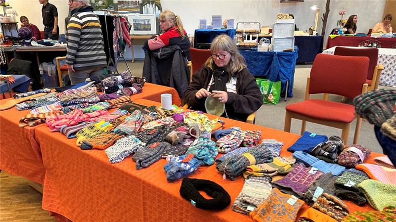 „Altenauer Eigenart“ lockt Hunderte von Besuchern Der Winter kann kommen: Mützen, Handschuhe, Stulpen oder Schals und alle selbstgestrickt gehören ebenfalls zum Angebot des Basars in Altenau.