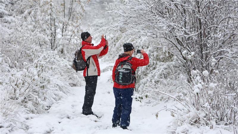 Der Winter kommt: Wanderer sind auf dem verschneiten Brocken unterwegs und genießen die Winterlandschaft.