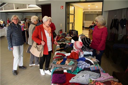 Der Winter steht schon vor der Tür, und deshalb finden die handgestrickten Accessoires nicht nur Bewunderinnen, sondern auch guten Absatz. Foto: Hohaus