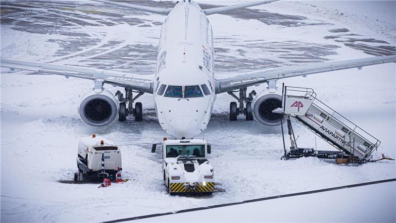 Der Winterdienst ist seit den Morgenstunden kontinuierlich im Einsatz, um den Flugbetrieb aufrechtzuerhalten.