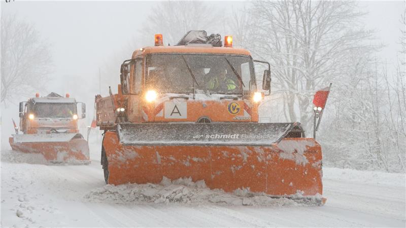 Schneepflüge sind auf verschneiten Straßen unterwegs. Auch der Winterdienst schlägt sich in den Kosten für die Straßenreinigungsgebühr nieder.