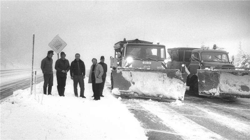 Der Winterdienst befreit die Straße vom Schnee.