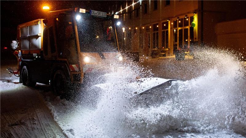 Der Winterdienst war auch noch am Freitagabend in Niedersachsen im Dauereinsatz. 