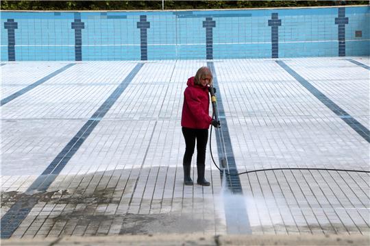 Der Winterdreck muss weg: Mit dem Hochdruckreiniger wird das Schwimmerbecken für die neue Saison vorbereitet. Die Schäden an den Fliesen scheinen sich nach dem Winter in Grenzen zu halten. Foto: Gereke