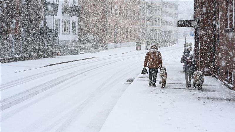 Der Wintereinbruch sorgte in Niedersachsen für glatte Straßen.