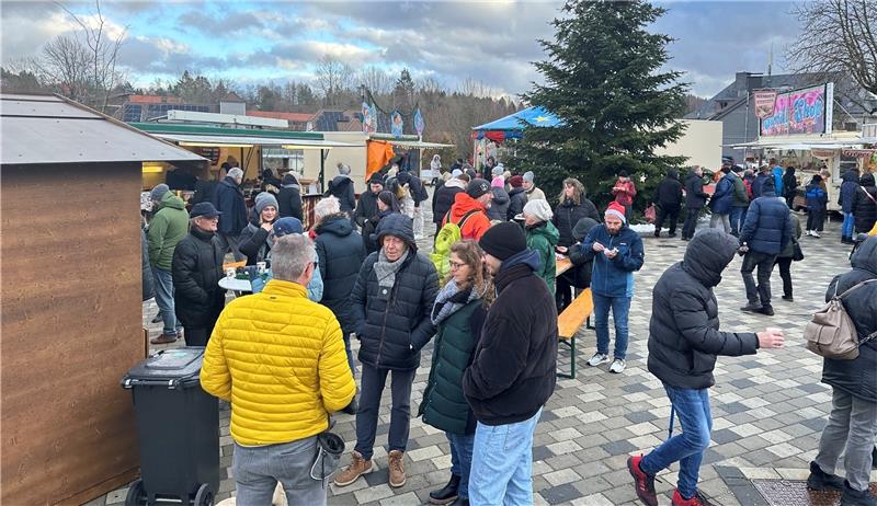Auch ohne Schnee ist derzeit in Braunlage viel los Der Wintermarkt auf der Neuen Mitte in Braunlage ist derzeit gut besucht, wenn es denn nicht regnet. Die kleine Veranstaltung, bei der es auch ein Kinderkarussell gibt, läuft noch bis Sonntag, 7. Januar. Foto: Eggers