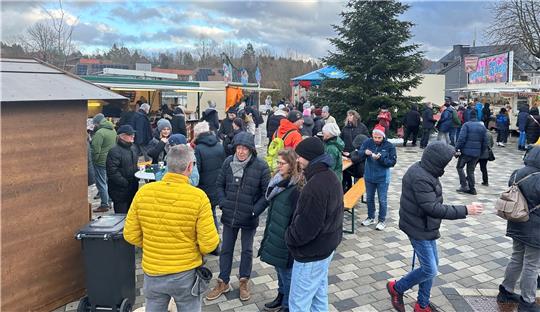 Der Wintermarkt auf der Neuen Mitte in Braunlage ist derzeit gut besucht, wenn es denn nicht regnet. Die kleine Veranstaltung, bei der es auch ein Kinderkarussell gibt, läuft noch bis Sonntag, 7. Januar. Foto: Eggers