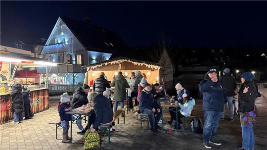 Der Wintermarkt auf der Neuen Mitte in Braunlage ist durchgehend gut besucht, aber nicht überfüllt, sagt Organisatorin Bettina Salzmann.
