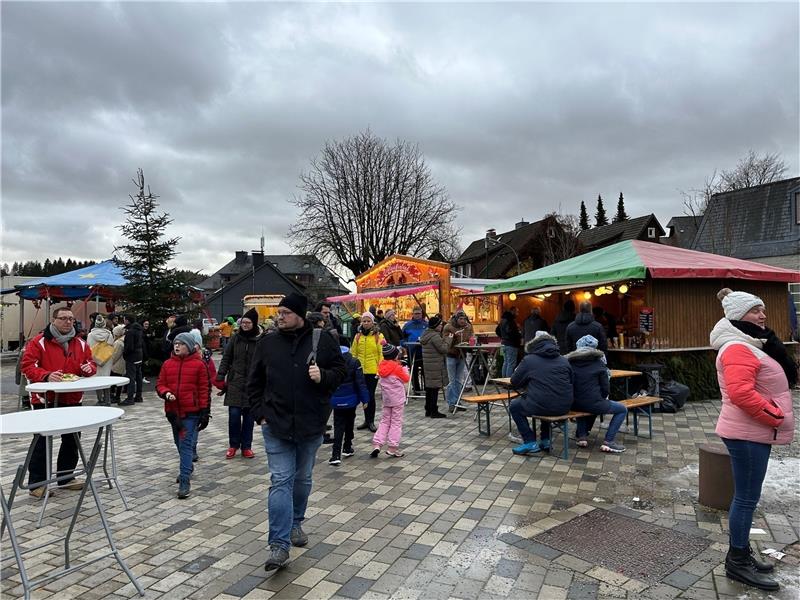 Wintermarkt Braunlage: Gast würgt Kinderkarussell-Betreiber Der Wintermarkt auf der Neuen Mitte ist bei Urlauber und Einheimischen gleichermaßen beliebt. Das Kinderkarussell im Bild hinten links gehört dabei zu den Attraktionen.