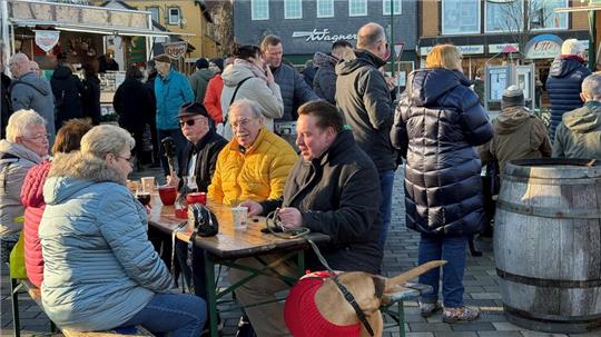 Der Wintermarkt in Braunlage ist ein Erfolg. Im Gegensatz zum vergangenen Jahr spielt diesmal das Wetter mit, und an einigen Tagen können die Besucher sogar draußen sitzen und Bratwurst und Glühwein am Tisch genießen.