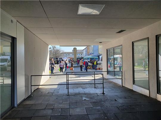 Der Wochenmarkt auf dem Jürgenohler Marktplatz ist erst mal Geschichte, bis Ende 2023 wird er in Kramerswinkel veranstaltet. Foto: Sowa