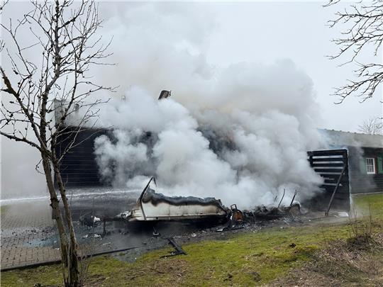 Der Wohnwagen stand offenbar zuerst in Flammen. Er brannte komplett ab. Fotos: Feuerwehr Clausthal-Zellerfeld