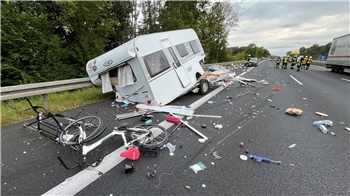 Der Wohnwagen wurde durch den Unfall total zerfetzt. Trümmer verteilten sich über die Fahrspuren.