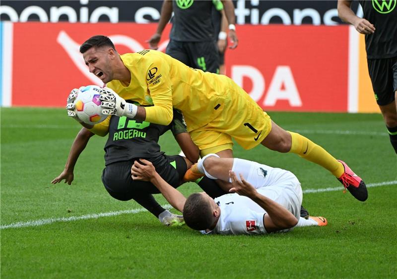 Ende einer Ära: Torwart Casteels vor Abschied aus Wolfsburg Der Wolfsburger Torwart Koen Casteels (M) fängt den Ball.