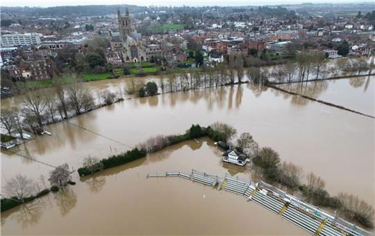 Der Worcestershire Cricket Ground ist nach starken Regenfällen überschwemmt.