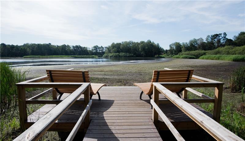 Der Würmsee in Burgwedel. Hier suchen Polizei-Taucher derzeit nach Hinweisen zur Vermissten 56-Jährigen. Foto: Julian Stratenschulte/dpa
