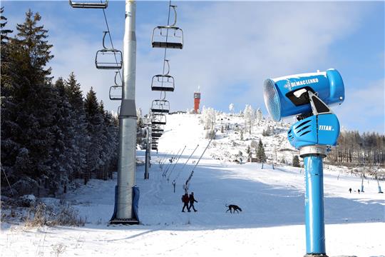 Der Wurmberg am Sonntag: Trotz guter Schneebedingungen sind nur einige Spaziergänger unterwegs. Samstag startet die Saison.  Foto: Neuendorf