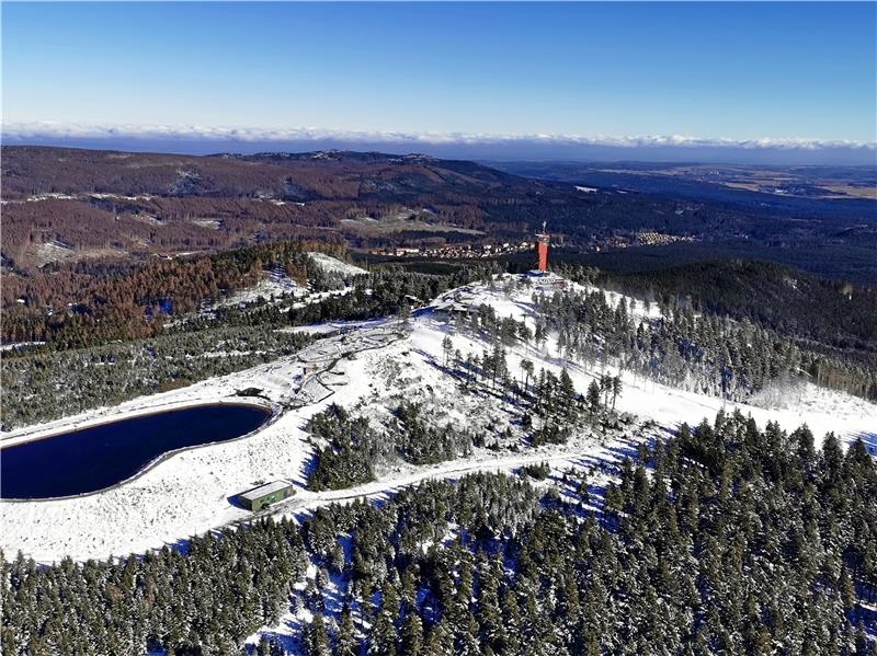 Der Wurmberg in dieser Woche aus der Luft gesehen: Es liegt zwar ein wenig Schnee, aber er reicht nicht zum Skifahren. Der Liftbetreiber hofft nun auf Neuschnee und Kälte in der nächsten Woche.  Foto: Winfried Borchert/Brockenballon