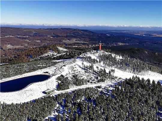 Der Wurmberg in einem dünnen Schneekleid. Foto: GZ-Archiv