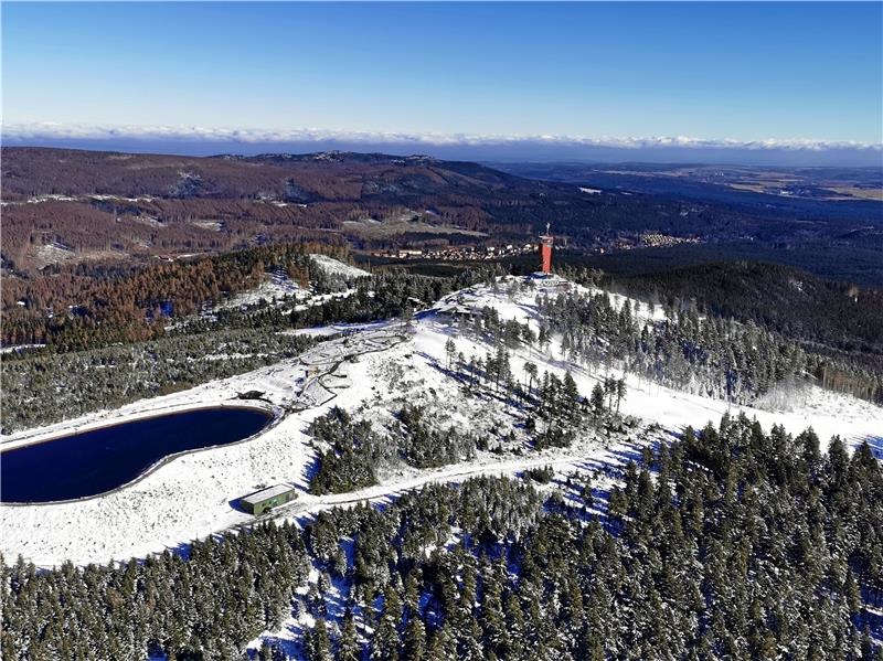 Der Wurmberg: Facettenreicher Berg mit viel Geschichte Der Wurmberg in einem dünnen Schneekleid. Foto: GZ-Archiv