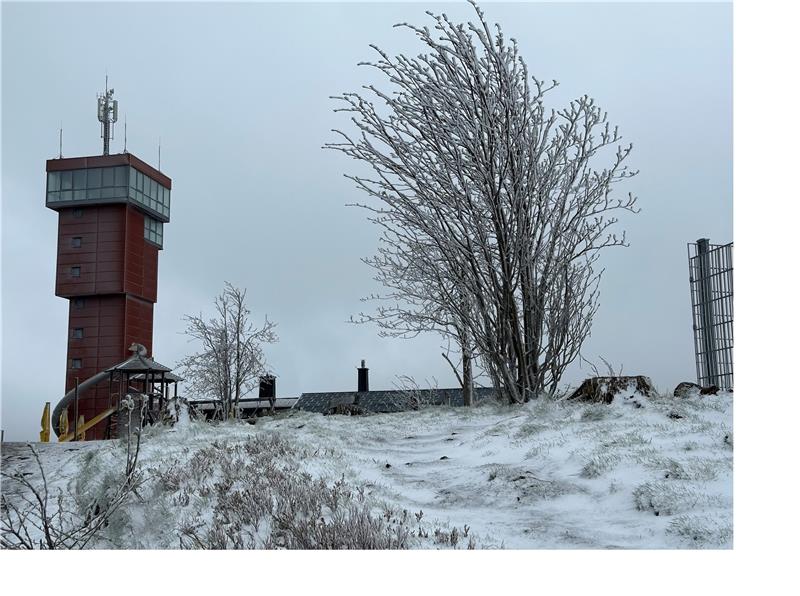 Wetterlage: „Bislang war es in Braunlage zu warm“ Der Wurmberg präsentiert sich am Dienstag im weißen Kleid. Foto: Eggers