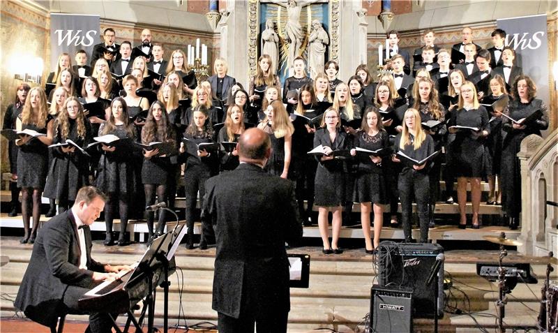 Der WvS-Luther-Chor trug unter Leitung von Mirko Heimerl und Karsten Krüger (li.) fünf anspruchsvolle Lieder zum Konzertprogramm am Donnerstagabend bei.  Fotos: Dürich