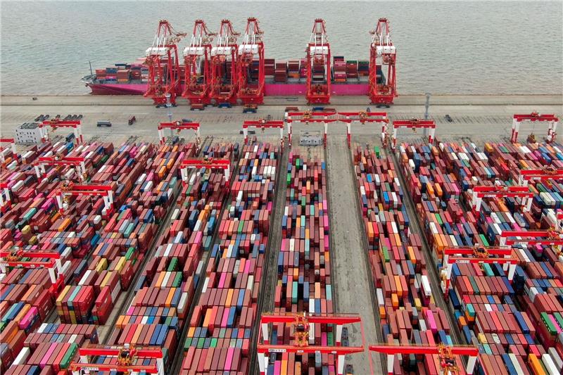 Chinas Wirtschaft rutscht in die Deflation Der Yangshan-Containerhafen in Shanghai.