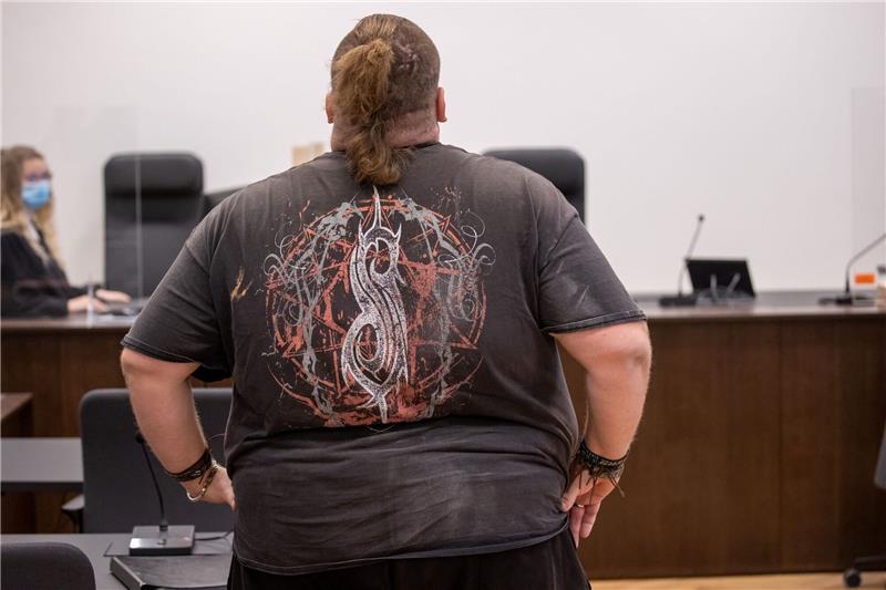 Haus von Youtuber «Drachenlord» wird abgerissen Der Youtuber «Drachenlord» wurde wegen gefährlicher Körperverletzung und anderer Straftaten zu zwei Jahren Haft ohne Bewährung verurteilt. Dagegen legten Verteidigung und Staatsanwaltschaft Berufung ein.