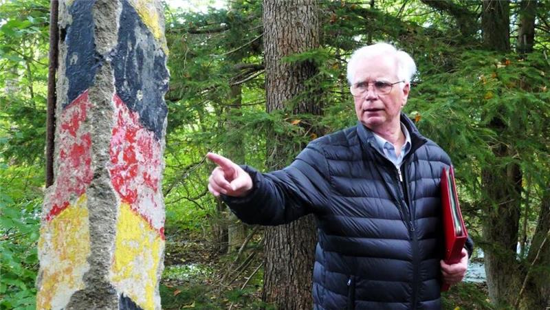 Der Zahn der Zeit nagt an der Geschichte und ihren Exponaten, wie Helmut Gleuel an der Grenzsäule Nr. 947 erklärt.