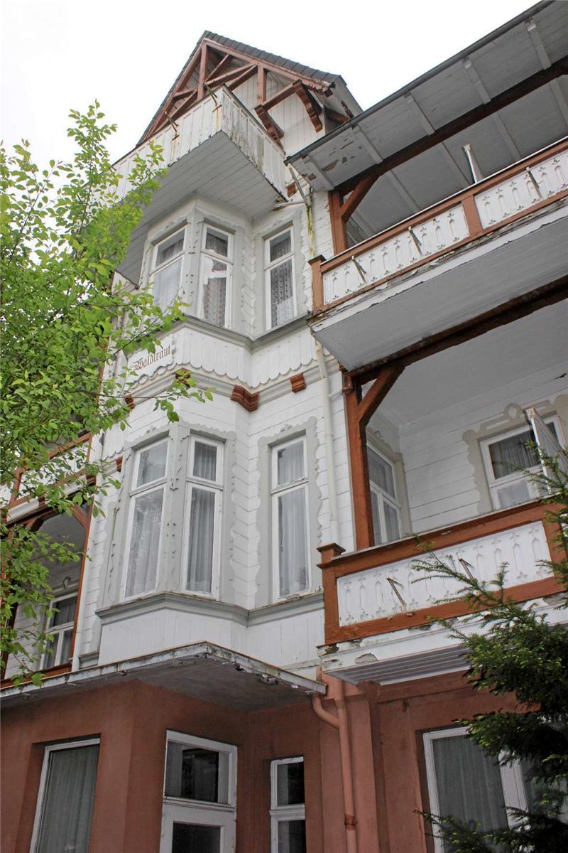 Der Zahn der Zeit und ein jahrelanger Leerstand haben erkennbar an der Villa „Haus Waldtraut“ in der Amsbergstraße genagt, jetzt will Dirk Junicke das Gebäude sanieren. Foto. Beckmann