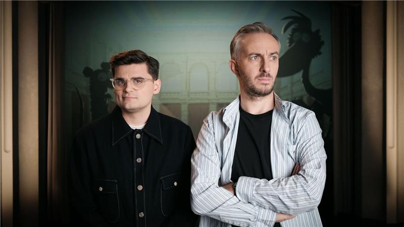 Jan Böhmermanns Animationsfilm über das Grundgesetz Der Zeichner und Autor Miguel Robitzky (l) und Moderator Jan Böhmermann (r) haben einen Animationsfilm über das Grundgesetz gemacht.