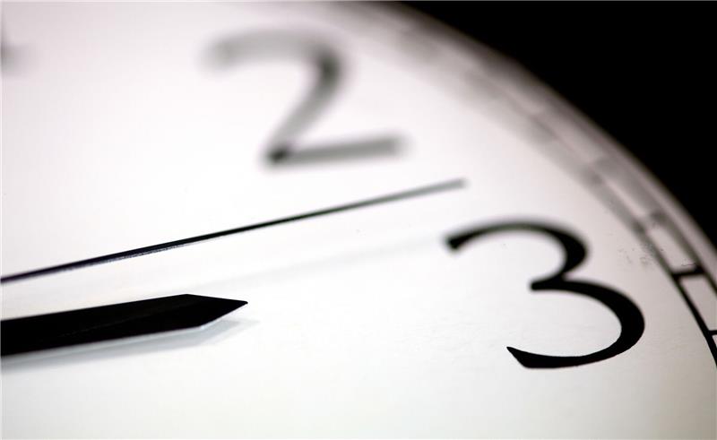 Eine Stunde vor: Seit Sonntag gilt wieder die Sommerzeit Der Zeiger einer Uhr steht auf drei Uhr.