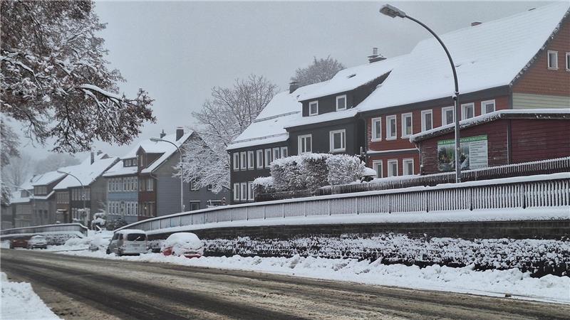 Unfälle nach Schnee im Oberharz: Polizei und Feuerwehr im Einsatz Die Goslarsche Straße im Winterkleid: In der Nacht zu Donnerstag sind in Clausthal-Zellerfeld zehn bis zwölf Zentimeter Neuschnee gefallen.