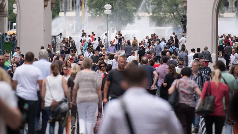 Der Zensus 2022 hat ergeben, dass in Deutschland deutlich weniger Menschen leben als angenommen. (Archivbild)