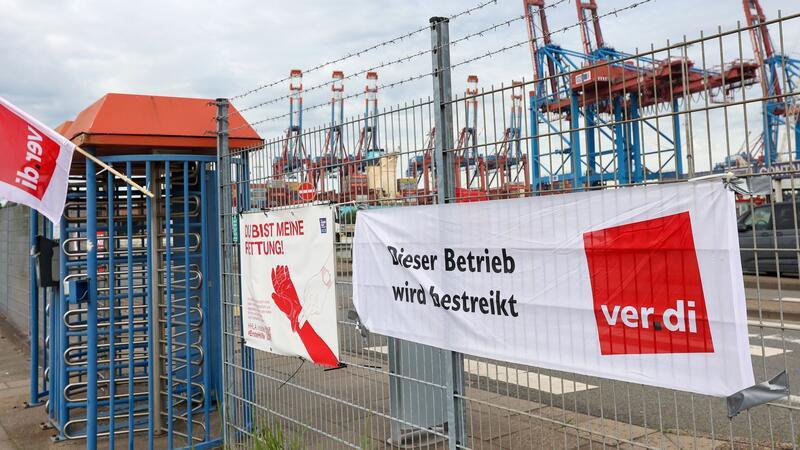 Erneut Warnstreik im Hamburger Hafen Der Zentralverband der deutschen Seehafenbetriebe bot zuletzt zum 1. Juni eine Lohnerhöhung um 2,5 Prozent, mindestens aber 60 Cent mehr pro Stunde an.