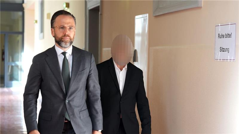 Anwalt: Mutmaßlicher Block-Entführer will sich nur entlasten Der Zeuge David Barkay kam in Begleitung seines Anwalts.