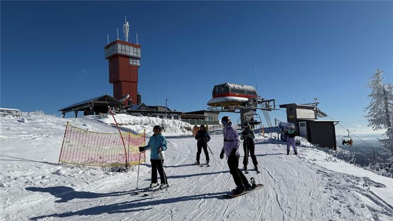 Der Ziehweg von der Bergstation des Hexenrittlifts hinüber zur Panoramabfahrt ist gut frequentiert.