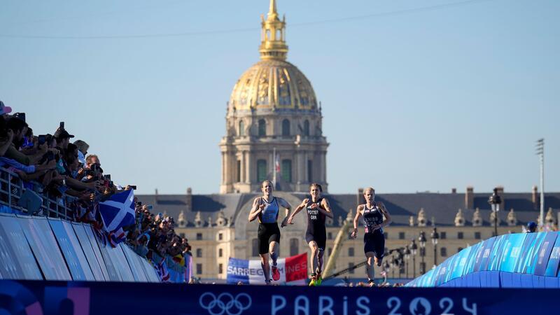 „Großes Kino“: Triathleten stürmen zu Gold im Staffel-Krimi Der Zieleinlauf ins Glück: Laura Lindemann sichert den deutschen Triathleten Gold in der Mixed-Staffel.
