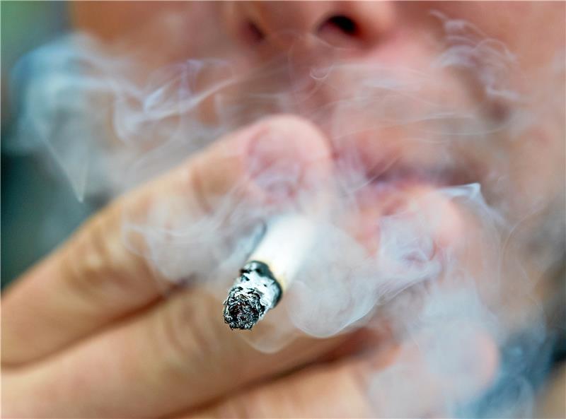 23 Mio. Zigaretten geschmuggelt, um Drogen zu bezahlen? Der Zigaretten-Schmuggel-Prozess vor dem Landgericht Bielefeld geht weiter. Die drei Angeklagten – einer aus Clausthal-Zellerfeld – sollen 23 Millionen Zigaretten unversteuert verkauft haben. Symbolfoto: Daniel Bockwoldt/dpa
