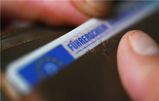 Der Zoff um verschärfte EU-Führerscheinregeln spitzt sich weiter zu.