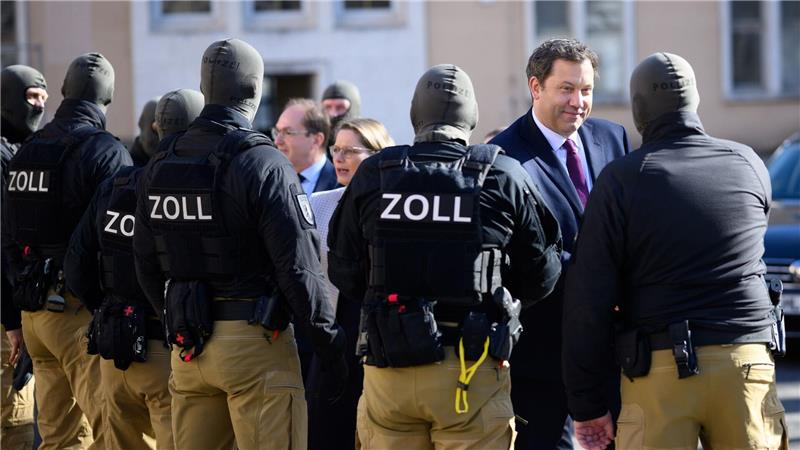 Spur des Geldes: Aktionsplan soll Verbrecherbanden eindämmen Der Zoll führte den Ministern und der Ministerin eine Festnahme vor.