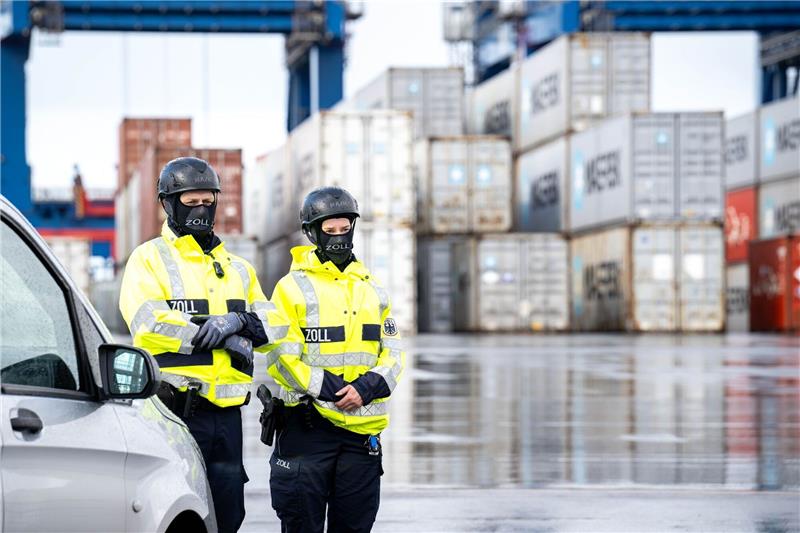 Der Zoll kontrolliert Container im Hafen.