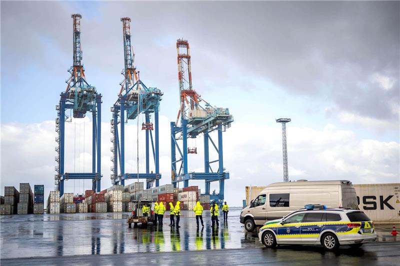 Rekordmenge an Kokain-Funden in 2023 Der Zoll kontrolliert Container im Hafen von Bremerhaven.