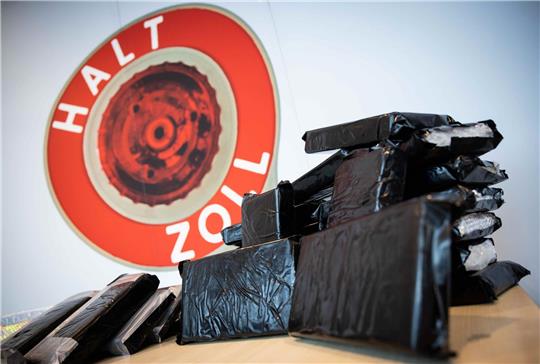 Der Zoll präsentiert Blöcke einen großen Kokainfund.