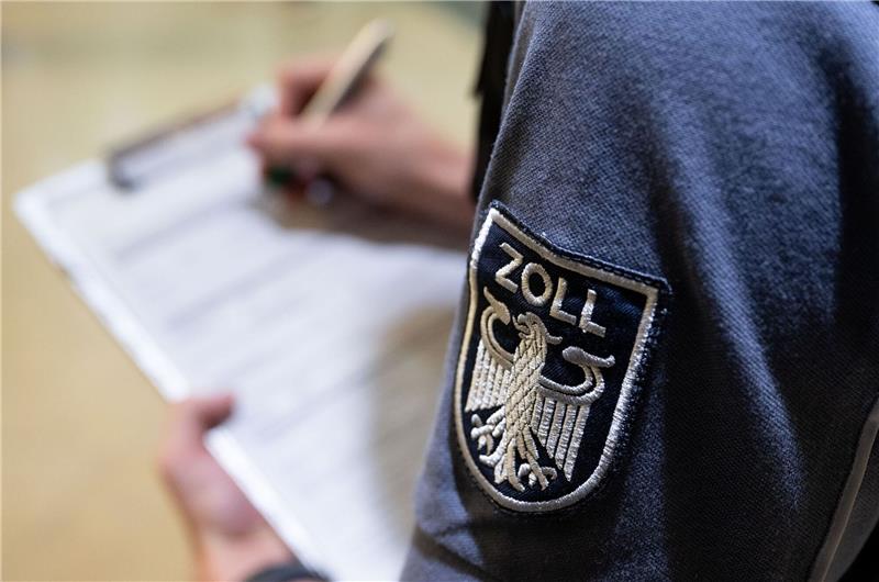 Mehr Mindestlohnverstöße aufgedeckt trotz weniger Kontrollen Der Zoll überprüfte im vergangenen Jahr bei 42.631 Arbeitgeberinnen und Arbeitgebern, ob diese Mindestlohn zahlen.