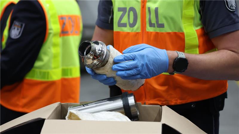 Der Zoll überwacht die internationalen Warensendungen.